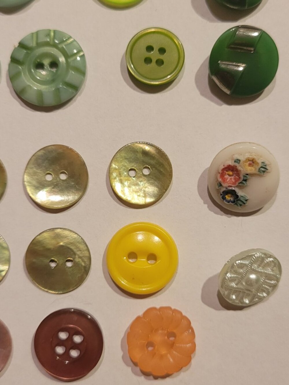 Lot of Assorted Vintage Buttons - Picture 8 of 9
